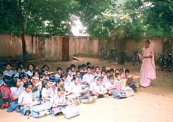 Sr Elizabeth teaching her students under the shade of a tree in Madras